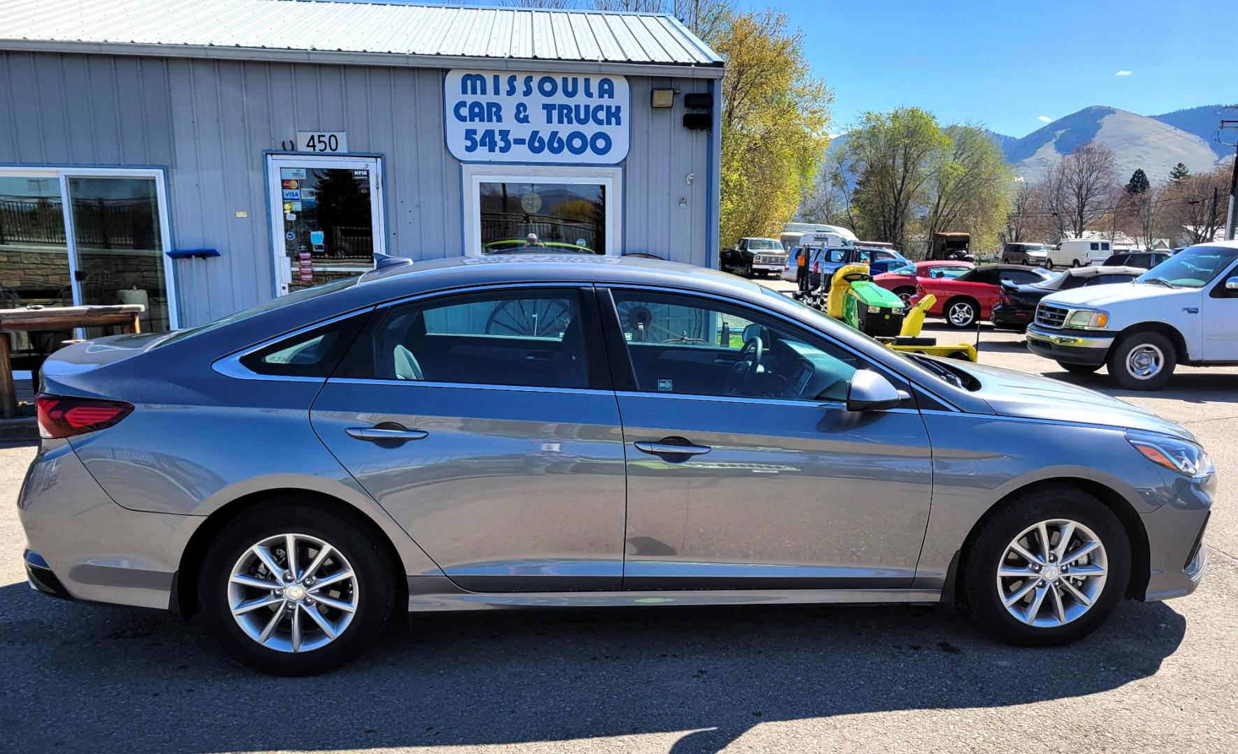 2018 Grey /Black Hyundai Sonata SE (5NPE24AF5JH) with an 2.4L I4 engine, 6 Speed Automatic transmission, located at 450 N Russell, Missoula, MT, 59801, (406) 543-6600, 46.874496, -114.017433 - Beautiful Sedan with only 15,600 Miles. 2.4L I4 Engine. 6 Speed Automatic Transmission. Bluetooth. Backup Camera. Air. Cruise. Tilt. power Windows and Locks. - Photo#3